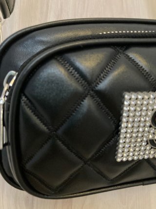 Bolso bandolera negro acolchado con S