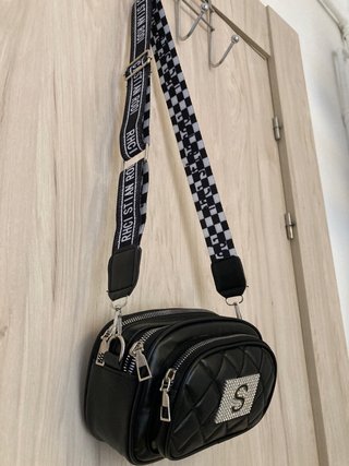 Bolso bandolera negro acolchado con S