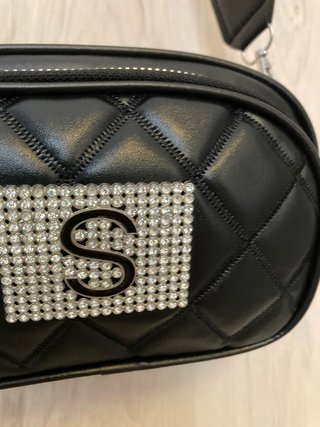 Bolso bandolera negro acolchado con S