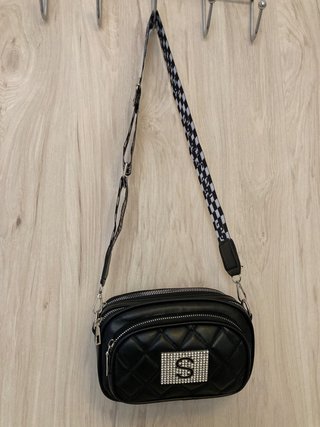 Bolso bandolera negro acolchado con S