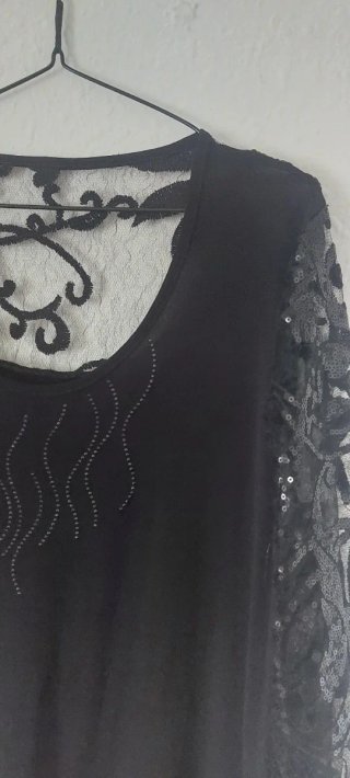 Blusa negra con encaje y pedrería
