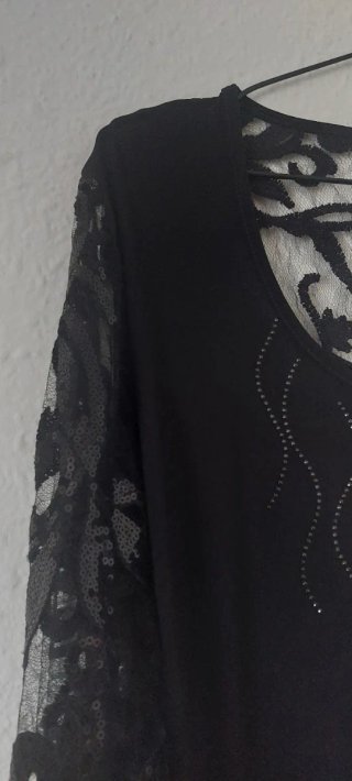 Blusa negra con encaje y pedrería