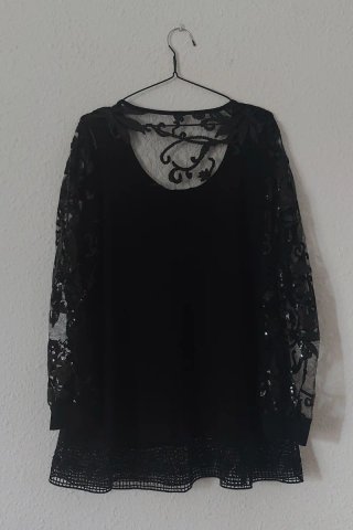 Blusa negra con encaje y pedrería