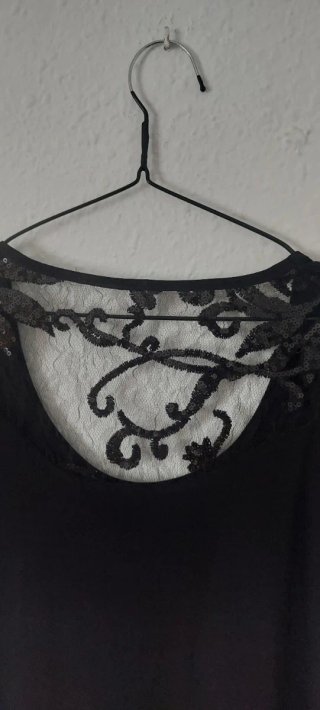 Blusa negra con encaje y pedrería