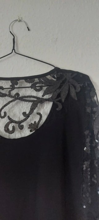 Blusa negra con encaje y pedrería
