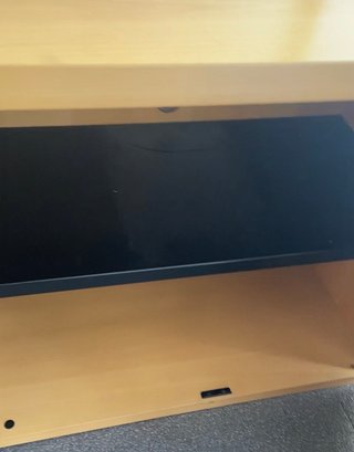 Mueble bajo color haya con estante interior