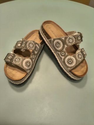 Sandalias con hebillas y pedrería