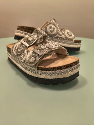 Sandalias con hebillas y pedrería