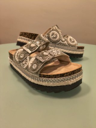 Sandalias con hebillas y pedrería