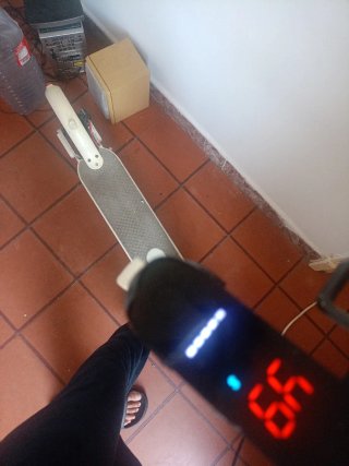Patinete eléctrico blanco con cargador