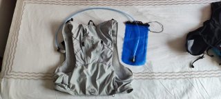 Mochila Trail Running Kiprun 10L Gris/Blanca