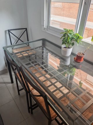 Mesa comedor cristal y metal de Ikea. Más 4 sillas