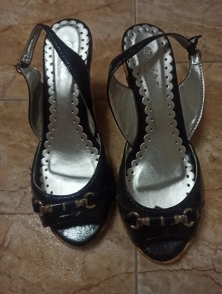 Sandalias cuña negras con hebilla