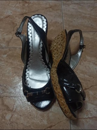 Sandalias cuña negras con hebilla