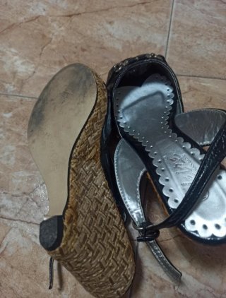 Sandalias cuña negras con hebilla