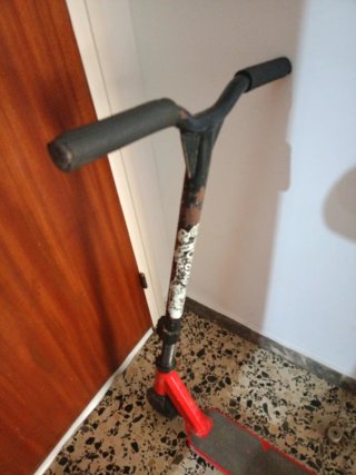 Patinete negro y rojo