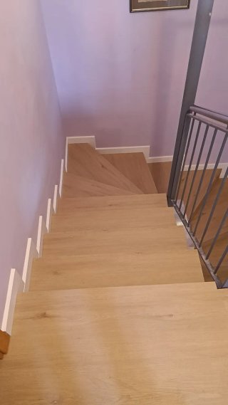 Servicios profesionales de carpintería y pintura.