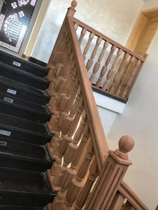 Servicios profesionales de carpintería y pintura.