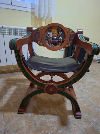 Sillón de madera tallada