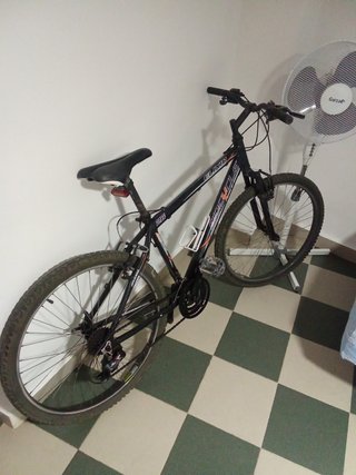 Nevera en buen estádo y una bicicleta negociables