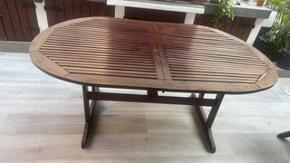 Mesa de teca ovalada para exterior