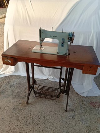 Máquina de coser Sigma antigua