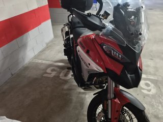 Ducati V4 Rally Roja y Plata