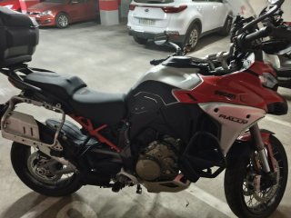 Ducati V4 Rally Roja y Plata