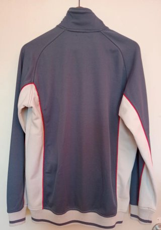 Chaqueta deportiva beige y gris