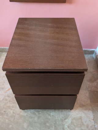 Cajonera de madera marrón