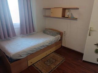 ALQUILO HABITACIÓN EN CASA CON RENFE  AL LADO.