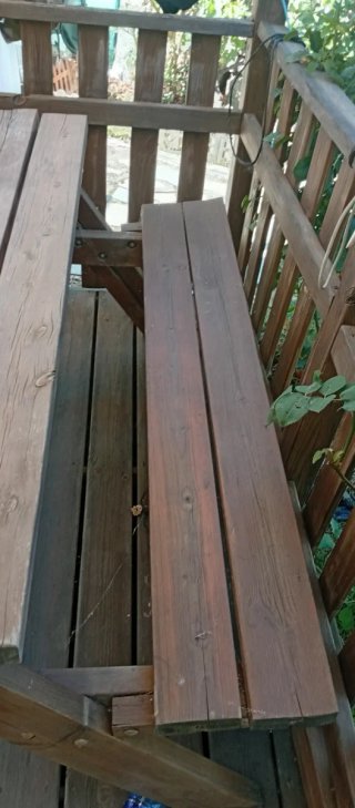 Mesa de jardín de madera .con banco para sentarse