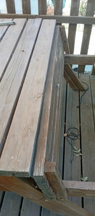 Mesa de jardín de madera .con banco para sentarse