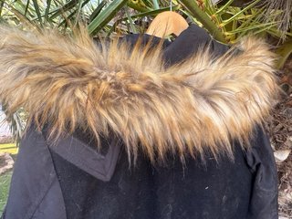 Abrigo Plumas Negro con Capucha