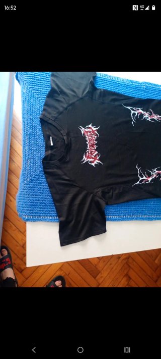 Camiseta negra vintage con diseño