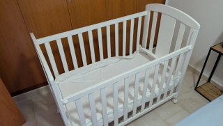 Cuna de bebé blanca con osito
