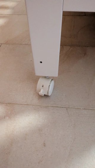 Cuna de bebé blanca con osito