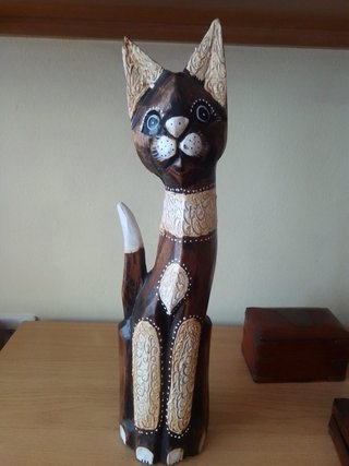 Figura de gato decorativa de madera