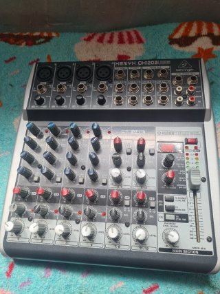 Mesa de mezclas Behringer Xenyx QX1202 USB