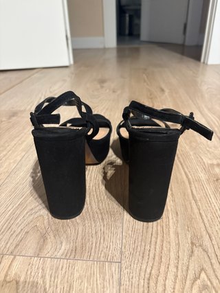 Tacones negros plataforma con pulsera al tobillo