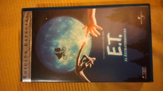 Películas VHS de las Bratz y ET.
