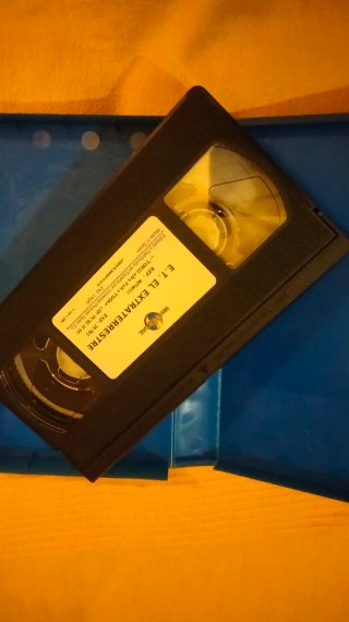 Películas VHS de las Bratz y ET.