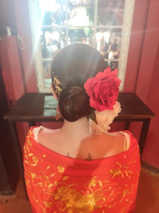 Vestido flamenco blanco y mantón rojo