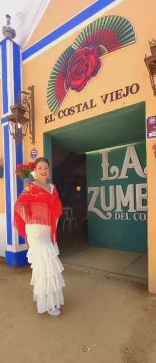Vestido flamenco blanco y mantón rojo