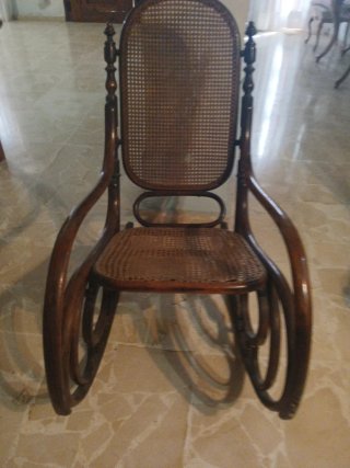 Mecedora antigua de madera y mimbre