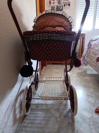 Cochecito de juguete antiguo