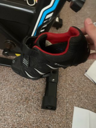 Bicicleta estática con zapatillas de ciclismo