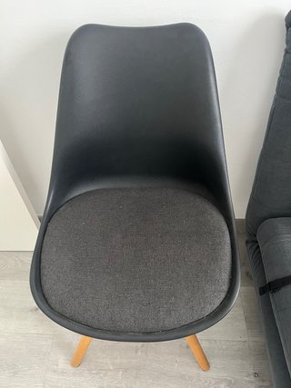 Silla negra con asiento gris