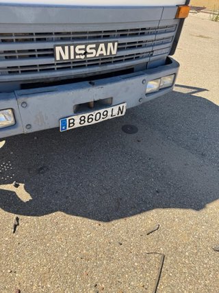 Camión nissan  Ebro basculante