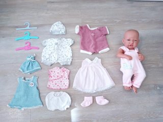Ropa y muñeca para bebés